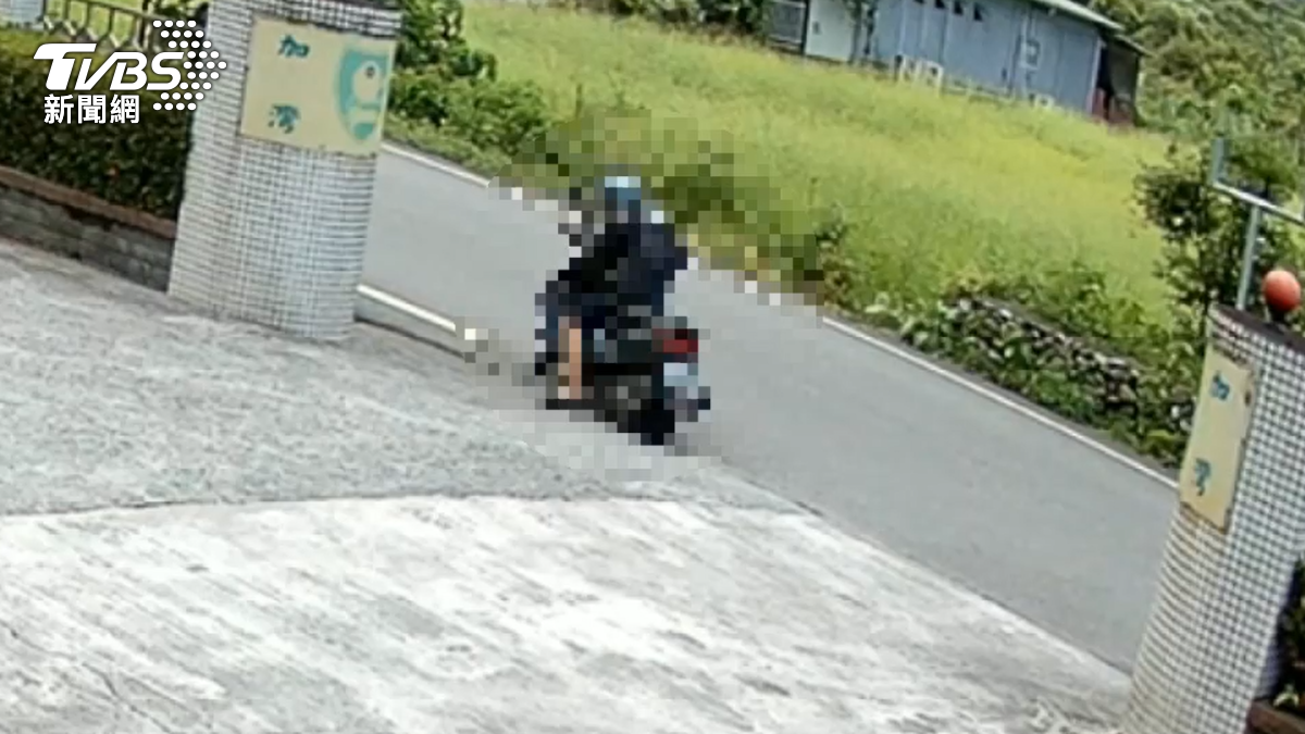 姜男騎車不穩，在派出所門口徘徊20多秒才進來，後被驗出毒駕。（圖／TVBS）