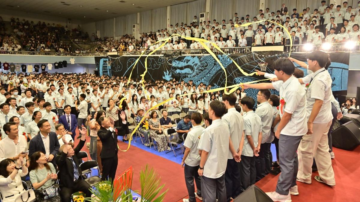 台中一中畢典頒「最混獎」!他3年曠1302節奪冠 網友全跪了