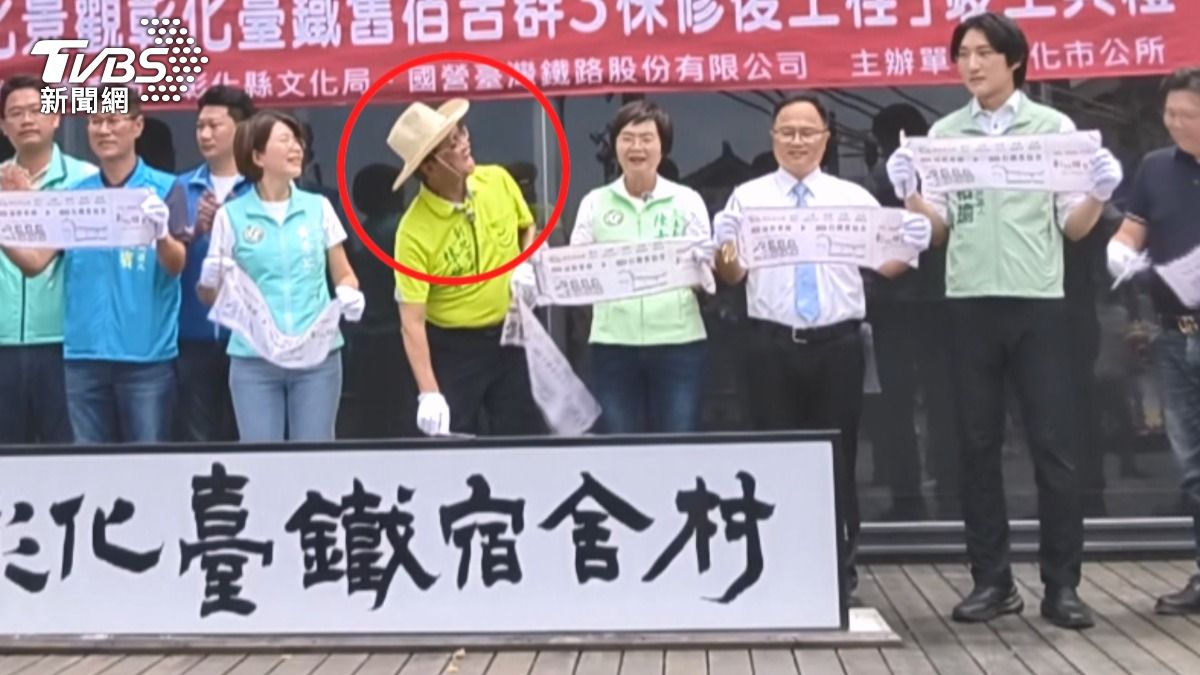與台鐵合辦卻害跳電！剪綵彩帶飄軌道，市長張大嘴見火花。(圖／TVBS)