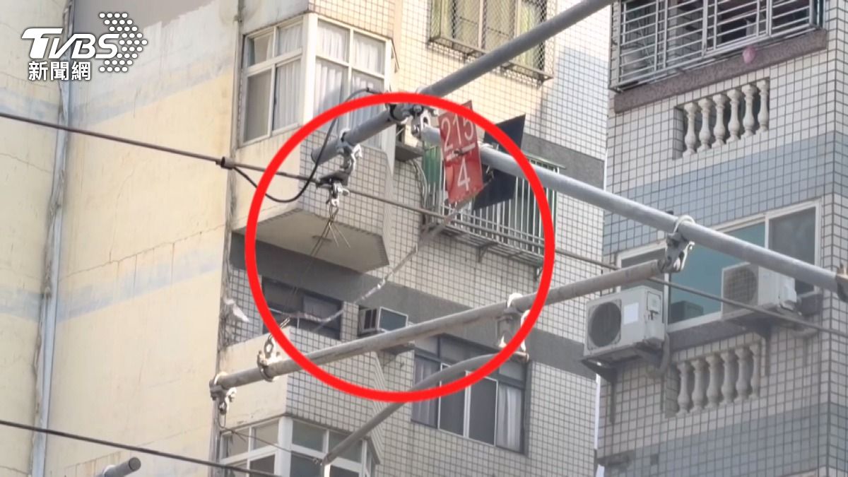 彰化典禮出包！彩帶卡電車線「火花狂冒」，承辦廠商慘了。(圖／TVBS)