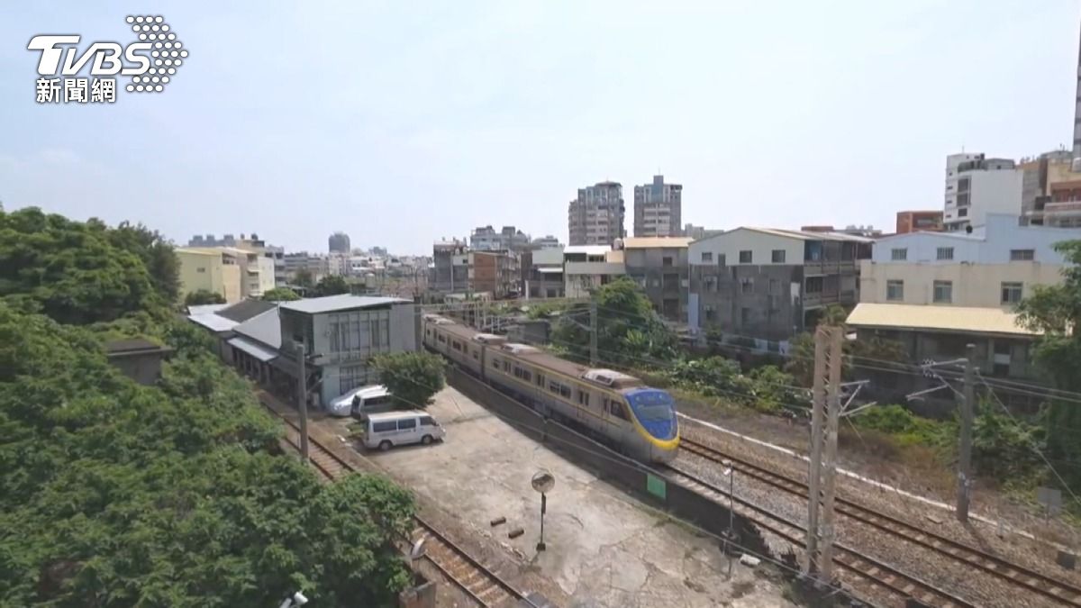 台鐵軌道旁噴放彩帶，險些讓原本的慶祝完工變成一場災難。(圖／TVBS)