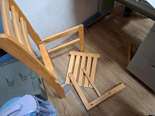 校園霸凌-老師遭惡搞-老師被學生霸凌-學生霸凌老師-壞掉椅子-國中生霸凌老師-國中老師被霸凌-國中學生霸凌-國中老師坐壞椅摔倒-國中老師被霸凌摔倒