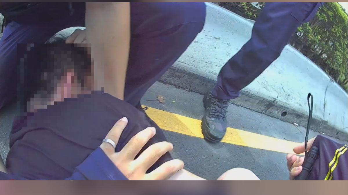 嫌犯在紅燈前遭破窗逮捕。（圖／警方提供）