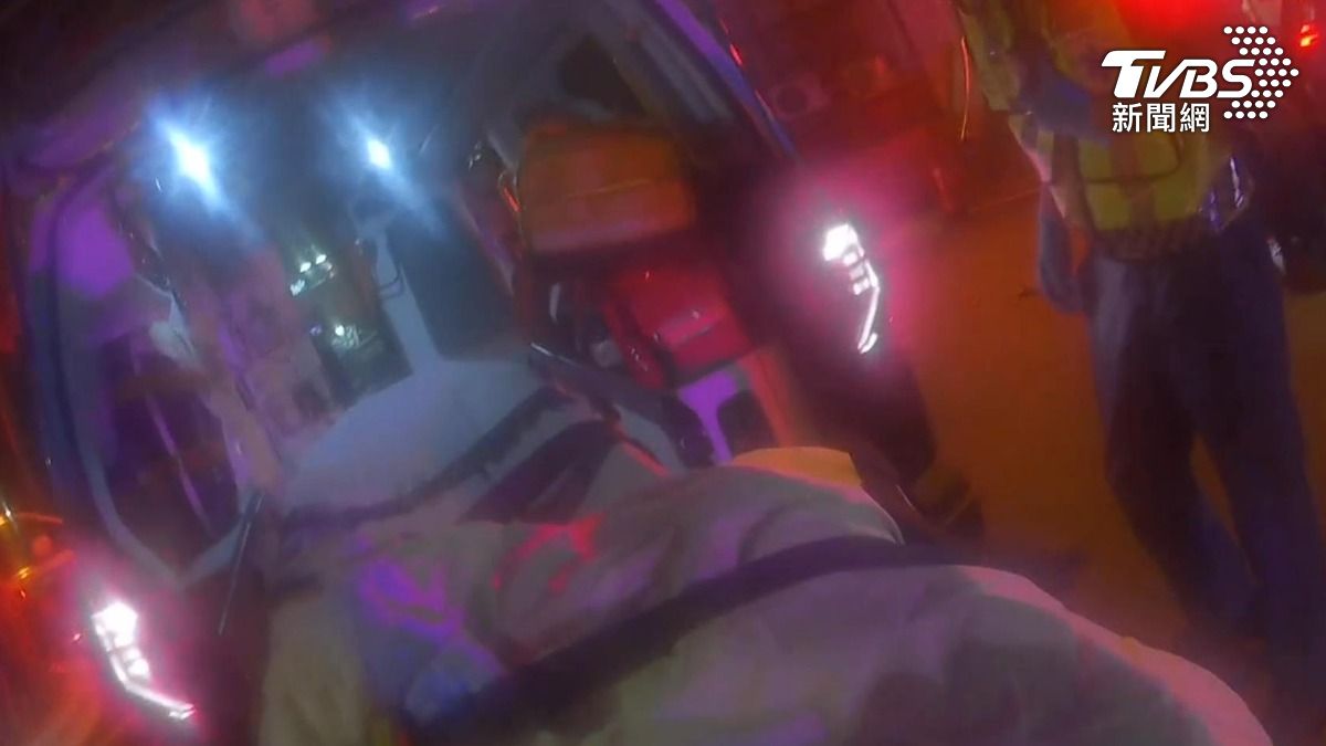 劉男因情緒激動被強制送醫。(圖/TVBS)