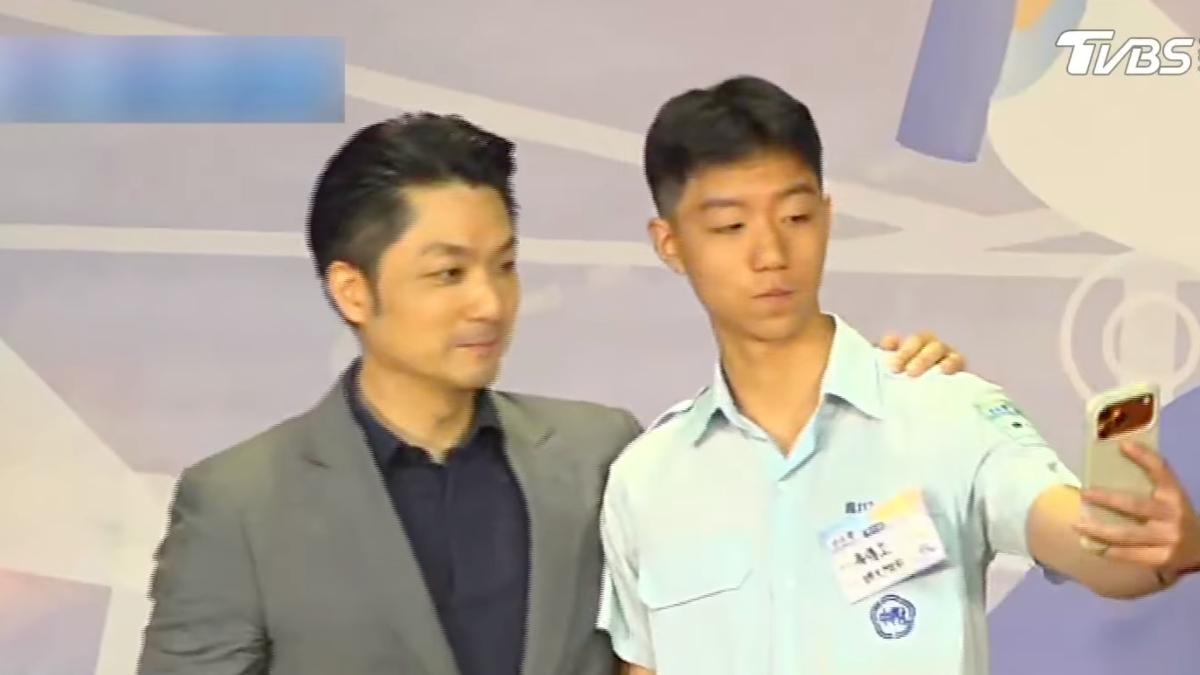 蔣萬安頒發國中市長獎給大兒子蔣得立，父子逗趣合照。（圖／TVBS）