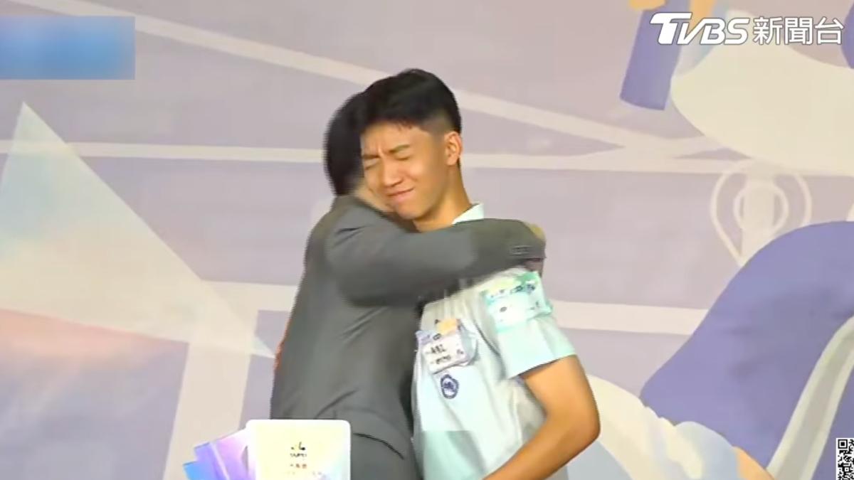 蔣萬安頒發市長獎給大兒子蔣得立，父子開心擁抱。（圖／TVBS）