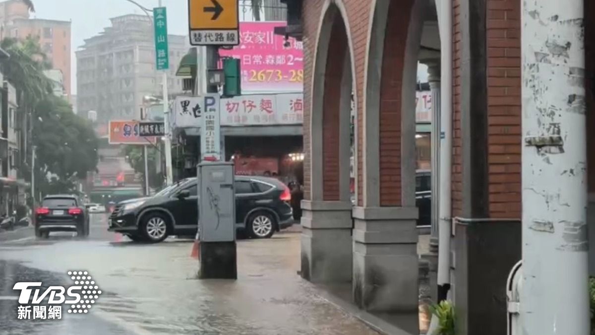 三峽區路面也發生淹水。（圖／TVBS）