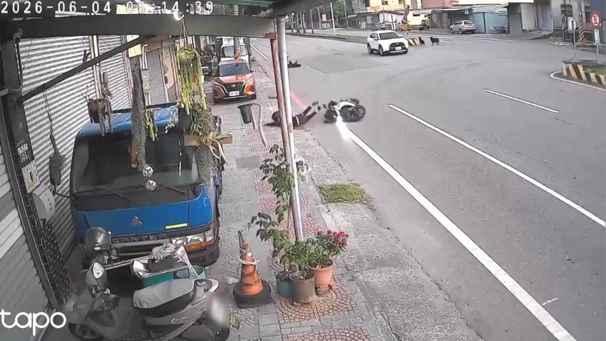 機車騎士遭黑狗撞擊人車倒地，「攔腰撞柱」骨裂肇事犬逃逸。(圖／店家提供)