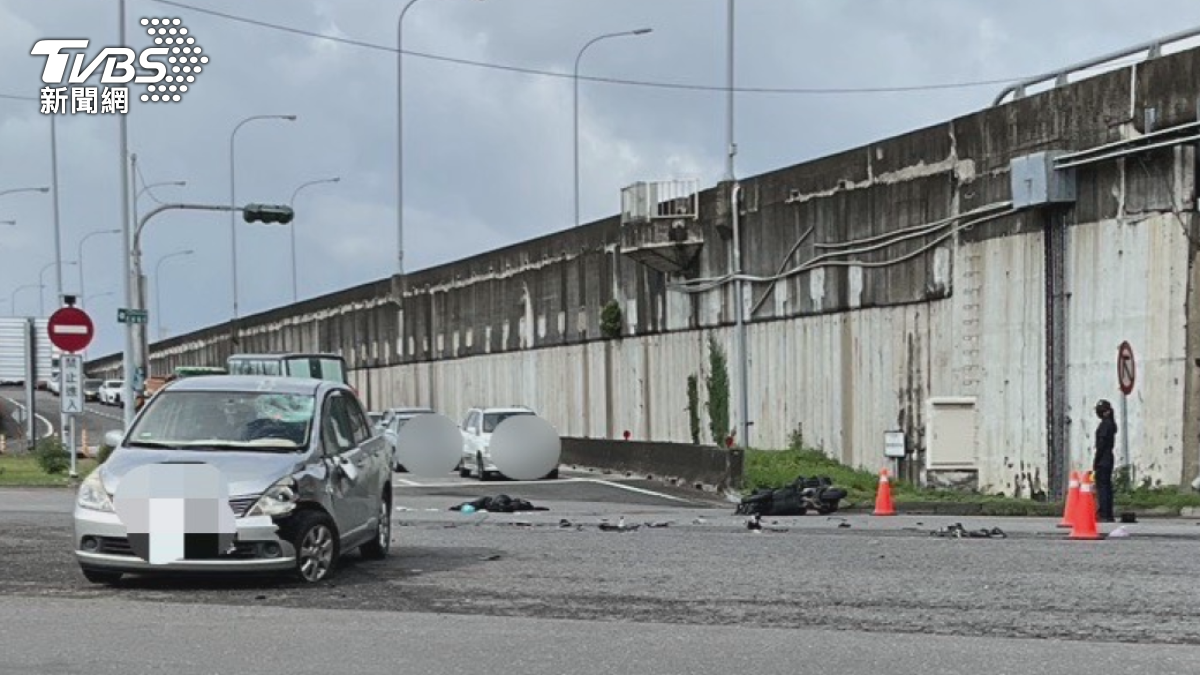 7號週日一早七點多,高雄楠梓發生一起死亡車禍,23歲印尼籍大生「疑闖紅燈」遭撞亡。(圖/TVBS)