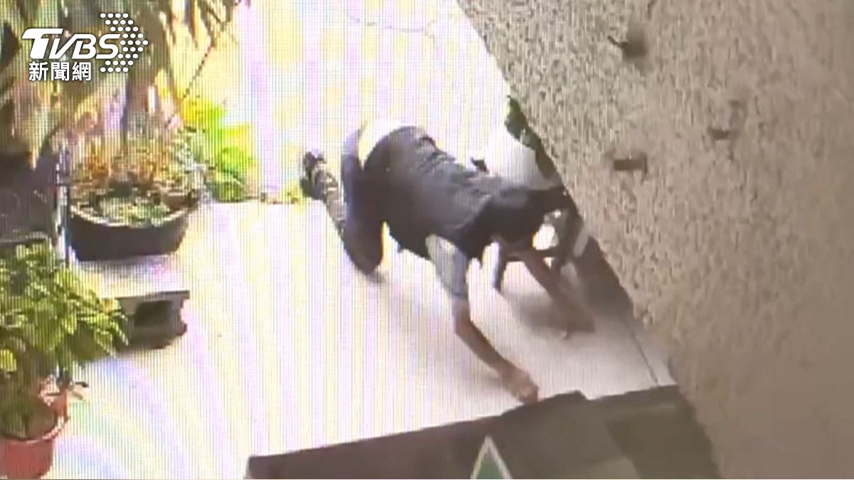 趁打烊匍匐潛入!「愛心箱」3月內被偷5次 早餐店裝追蹤器想抓人