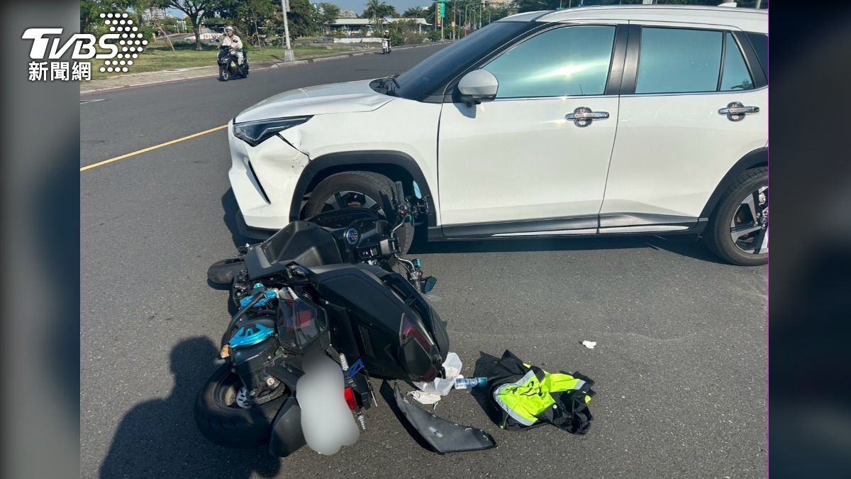 另一起事故則發生在小港區翠亨南路,一輛白色汽車駛出停車場後,與直行機車發生擦撞,所幸機車騎士僅四肢擦挫傷。(圖/TVBS)