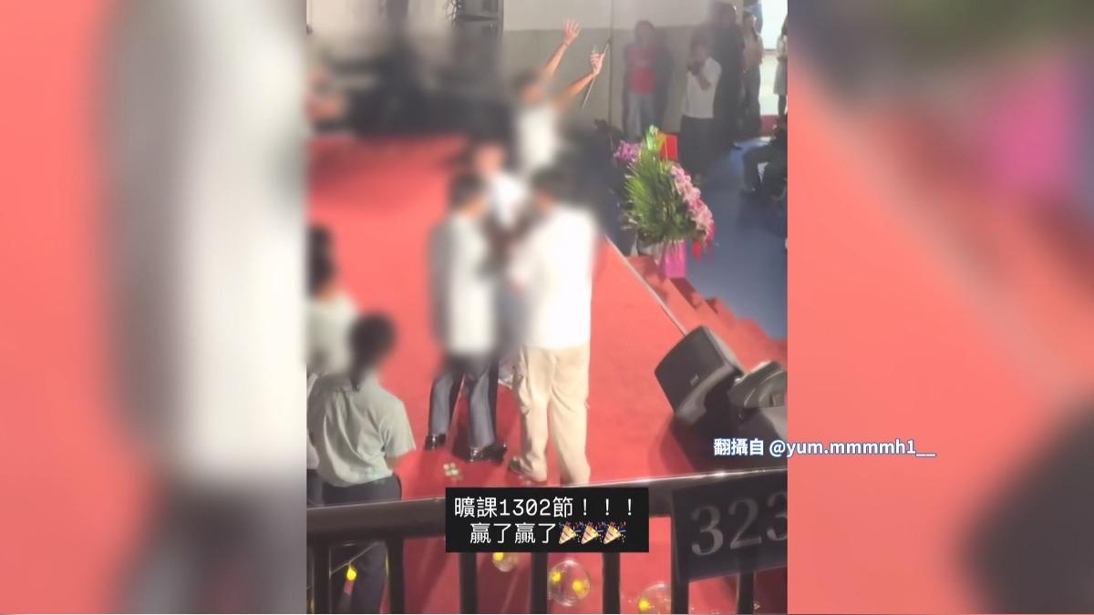 台中一中生缺課1302節奪冠!畢典頒「最混獎」 校長高EQ回應。(圖/Threads @yum.mmmmh1__)