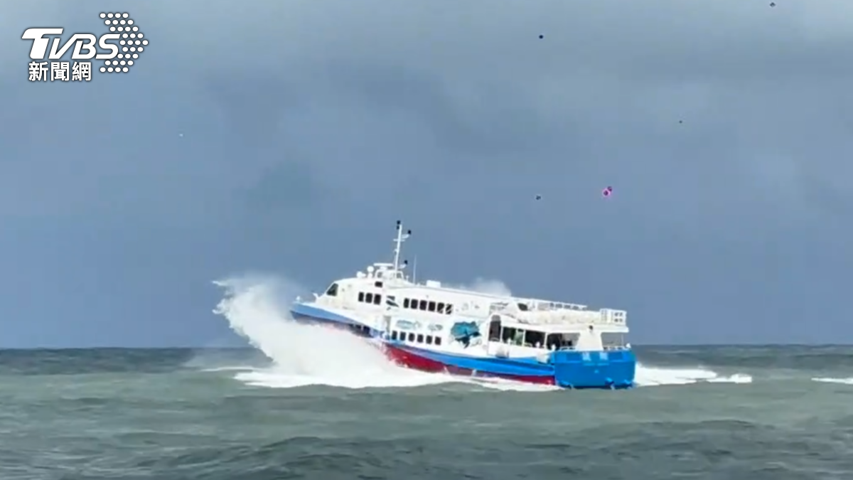 小琉球交通船受到滯留鋒面影響，全台天氣不穩定，小琉球的風浪從週末開始持續增強，下週二(9號)，7點40過後，全日停航。（圖／TVBS）
