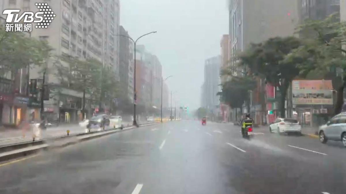 今（7日）大豪雨來襲！路面能見度明顯降低。（圖／TVBS）