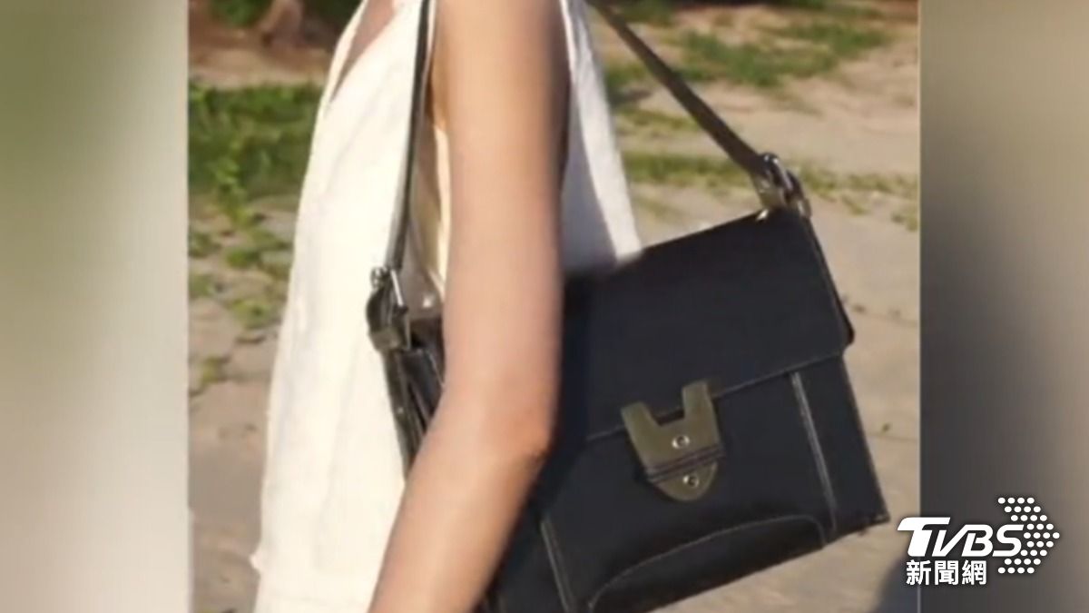 「unibags」橄欖綠泳池包選用竹節紋牛仔布,防水防刮。(圖/TVBS)