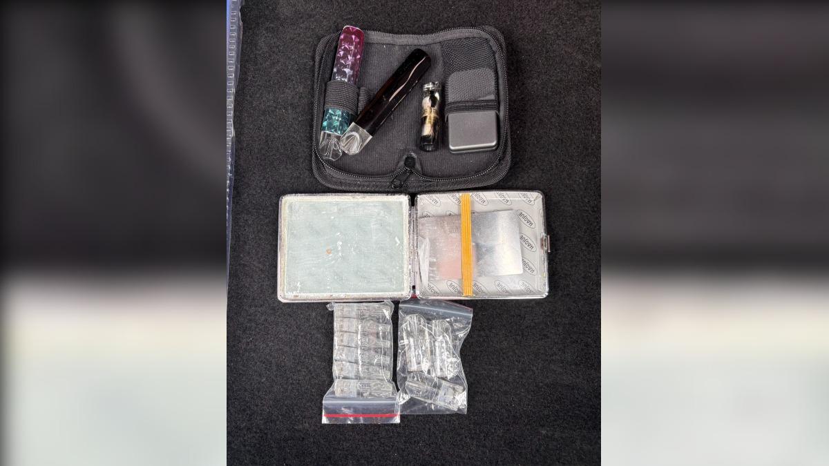 嫌犯被搜出依托咪酯煙彈9顆、依托咪酯電子煙霧化器2支,還有微量K他命。(圖/TVBS)