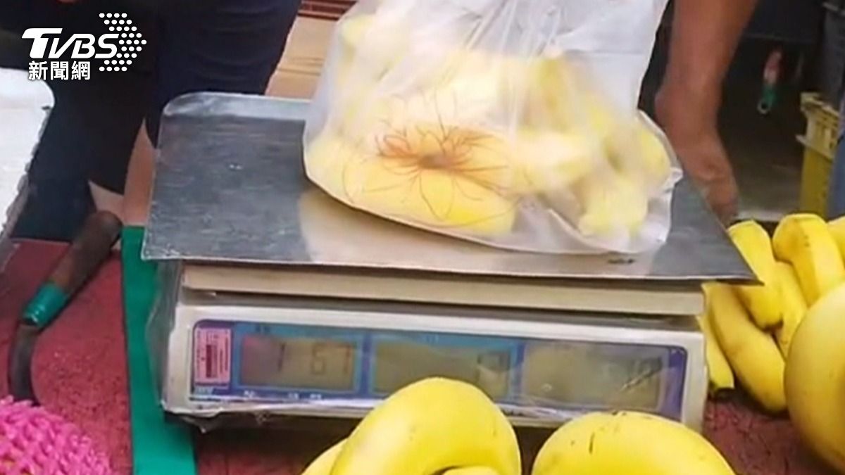 去年曾創下每公斤150元的香蕉，最近在市場攤位上，七、八根黃澄澄的香蕉裝進袋子過磅後，竟然只要三十幾元，幾乎每根才兩元。（圖／TVBS）