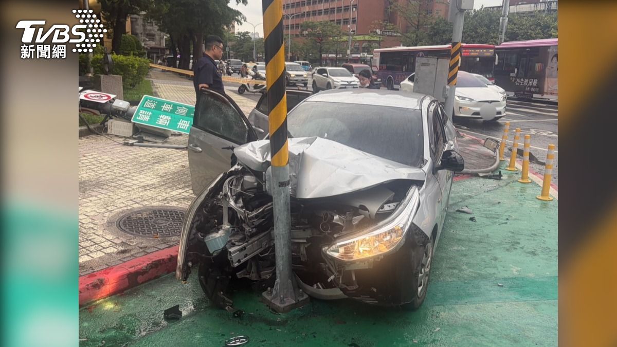 雨彈狂炸！北市高齡駕駛打滑失控爆衝　猛撞燈桿行人遭撞飛