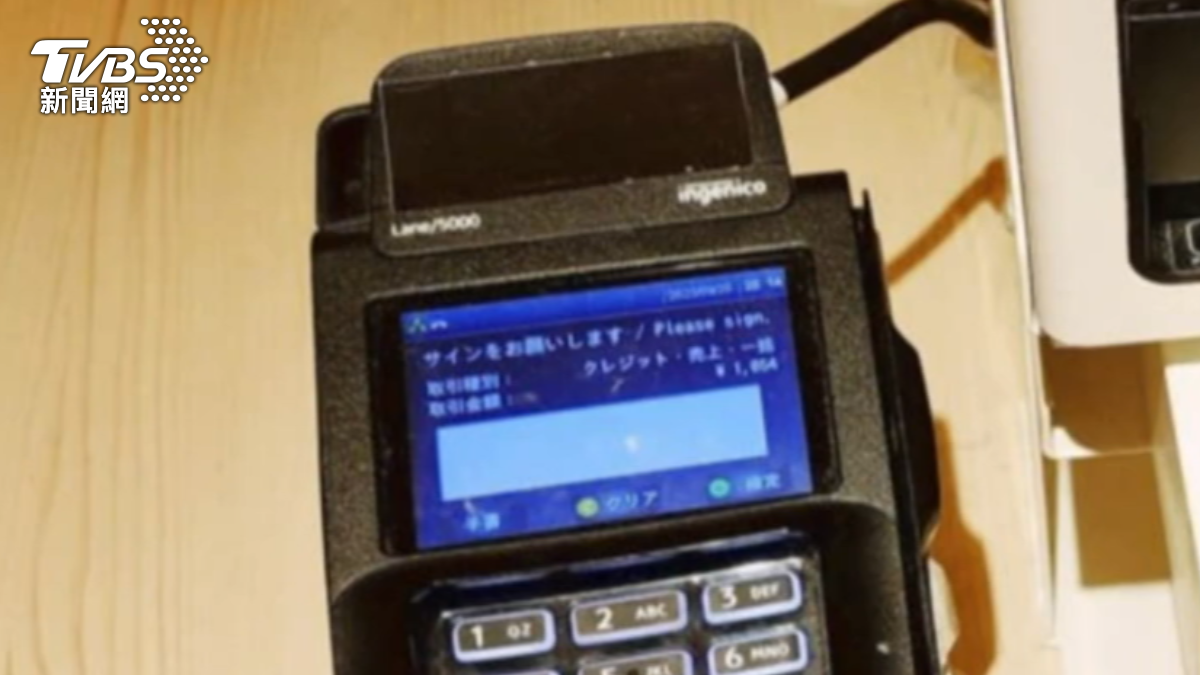 日本許多刷卡機會將感應功能貼起來。(圖/旅遊達人傑西大叔提供)