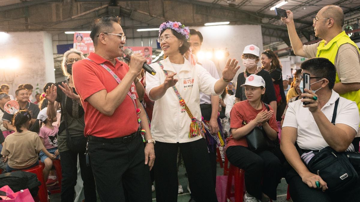 蘇巧慧與蘇錦雄合唱阿美族古謠。（圖／蘇巧慧競辦提供）