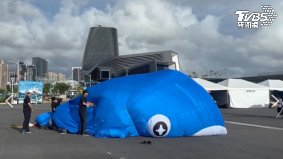 高雄港舉辦的國家海洋日活動,強風把鯨魚及海星造型氣球吹破,讓遊客相當扼腕。(圖/TVBS)