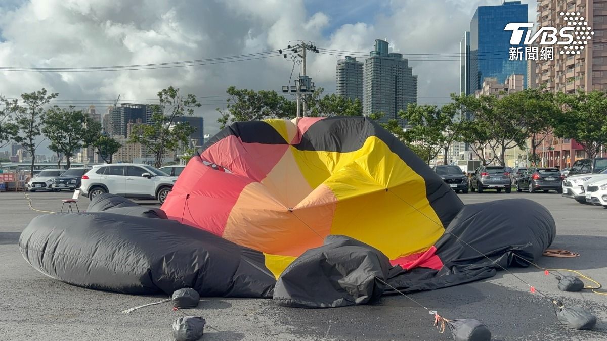 高雄港舉辦的國家海洋日活動,強風把鯨魚及海星造型氣球吹破,讓遊客相當扼腕。(圖/TVBS)