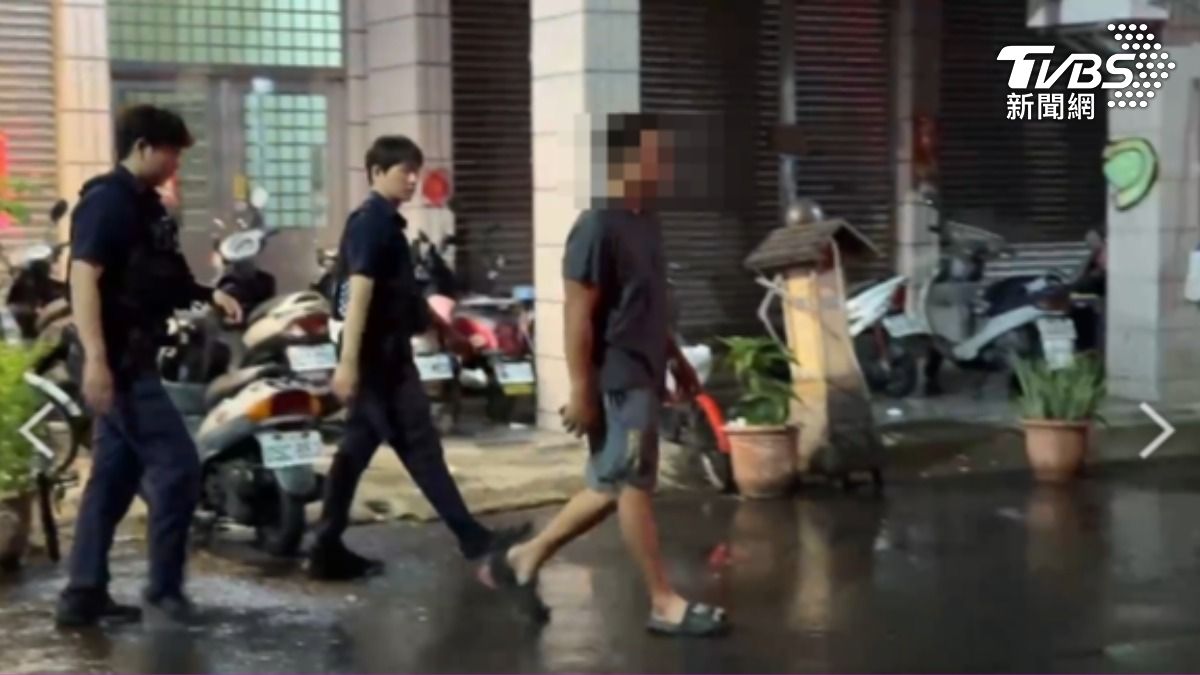 高雄六合夜市附近，有醉漢持棍棒打趴醉漢，警方到場，對方一度躲在騎樓被揪出來。（圖／TVBS）