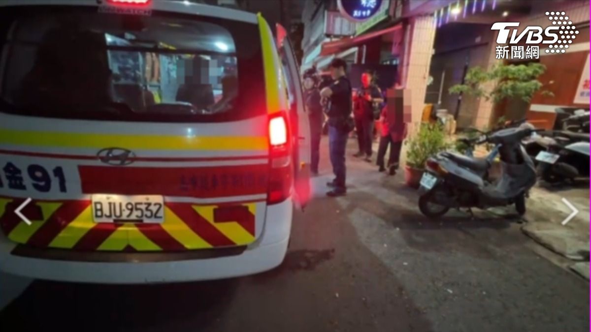 高雄六合夜市附近，有醉漢持棍棒追打醉漢，六旬被害人躲進路邊店家仍被打趴。（圖／TVBS）