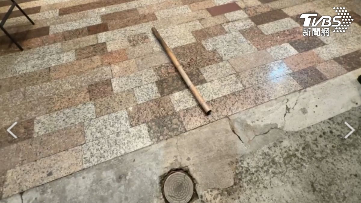 高雄六合夜市附近，醉漢持棍棒追打醉漢，除了打趴被害人還嚇壞附近民眾，被警方依傷害罪帶回偵辦。（圖／TVBS）