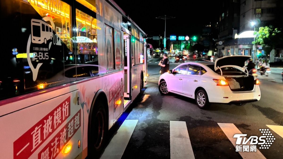 羅斯福路驚魂!轎車違規迴轉撞公車 乘客:我整個人飛出去!