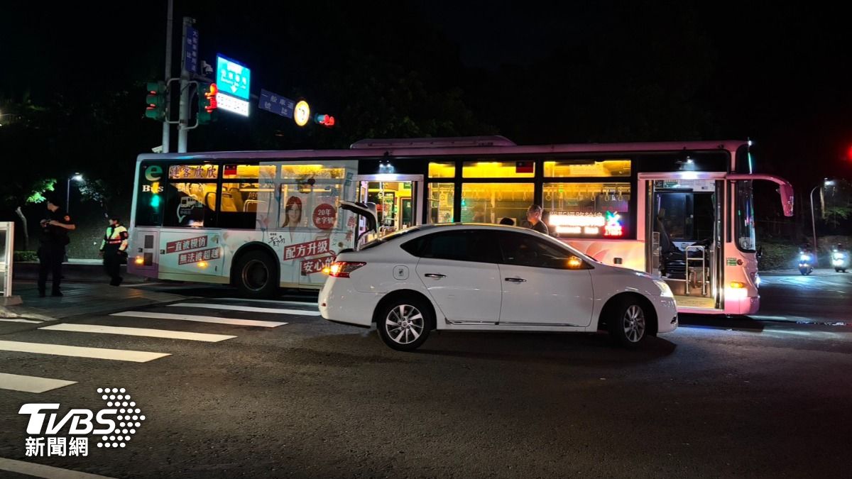 公車駕駛向警方表示,車上乘客均無大礙,雙方當事人也表達願意自行達成和解。(圖/TVBS)