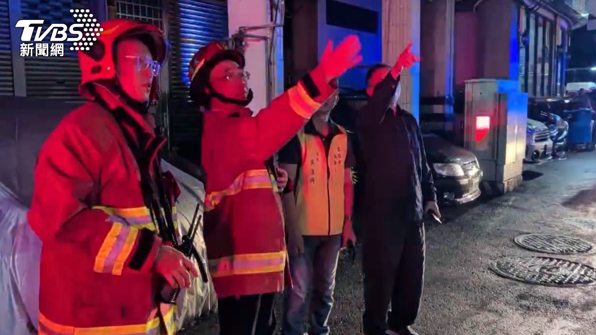 消防局立即出動7台消防車、15名消防人員前往救援，抵達後在4樓起火戶浴室門口發現一名61歲獨居婦人。（圖／TVBS）