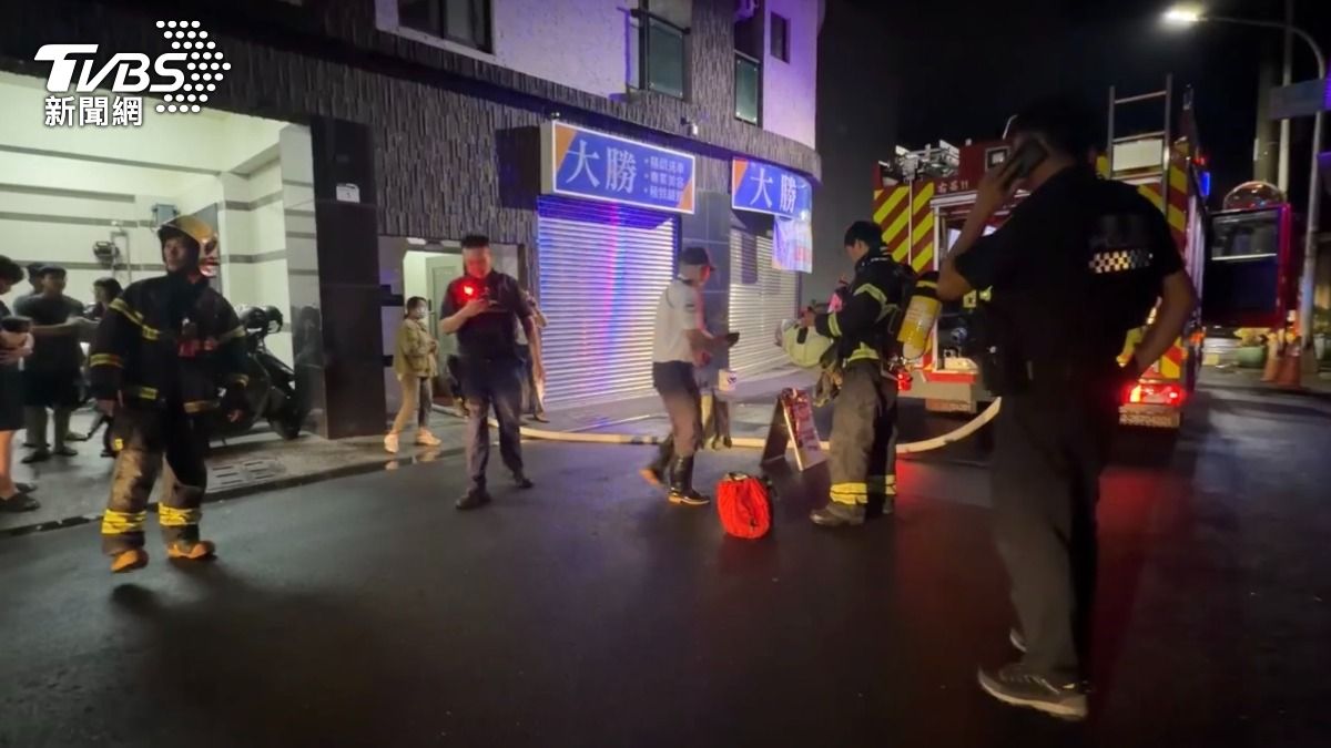 消防人員在浴室門口發現一名女性傷者，當時該名婦人已無呼吸、無心跳，呈現OHCA（到院前心肺功能停止）狀態。（圖／TVBS）