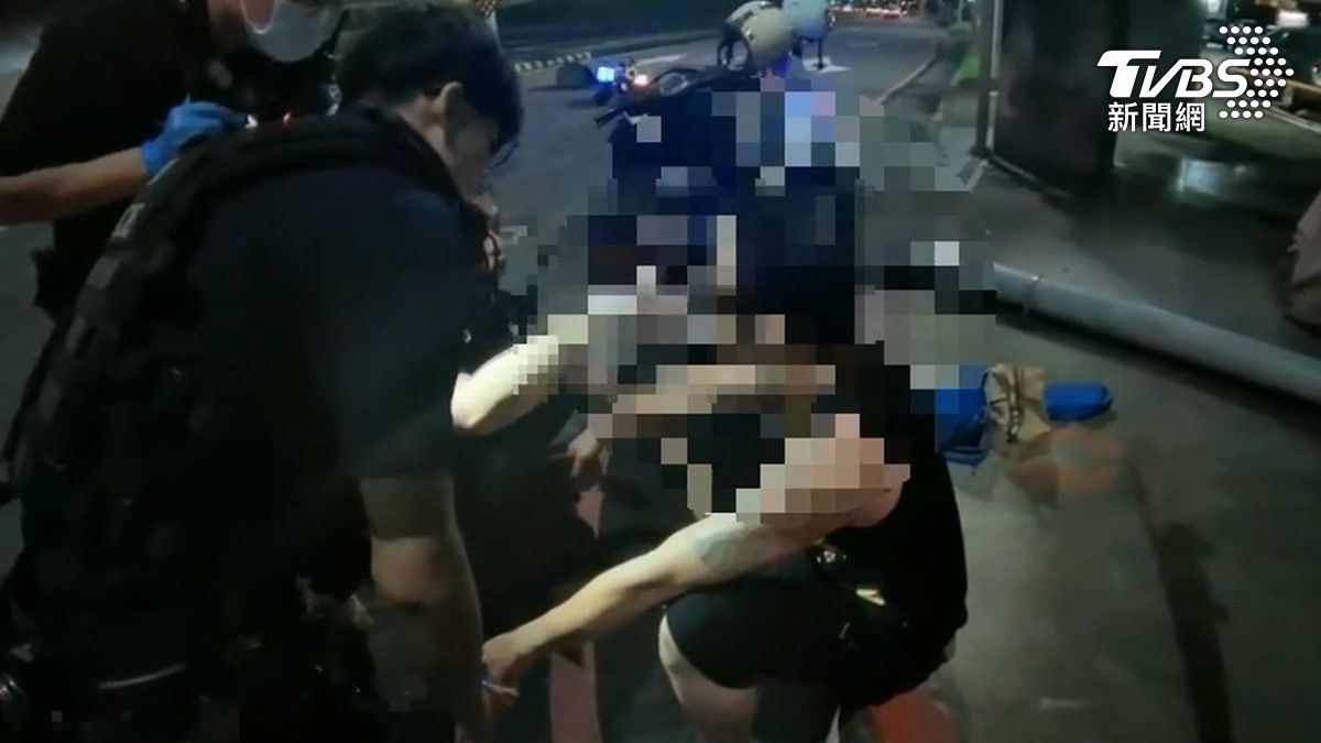 三重女「跪馬路」遭瘋狂拉扯!警介入快篩家暴男 驚查毒駕送辦