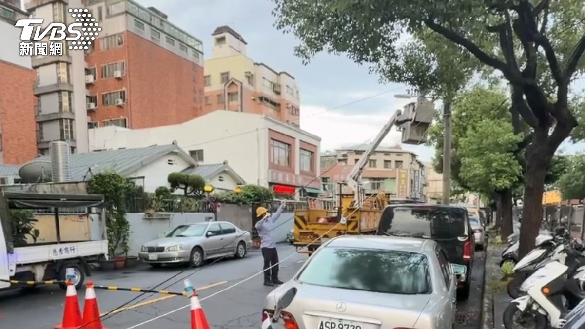 台電人員到場搶修。(圖/TVBS)