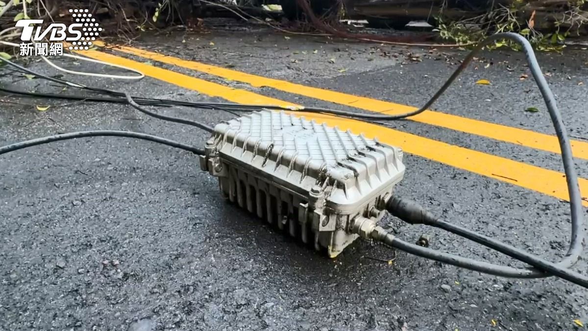 遭壓掉落的電路設備。(圖/TVBS)