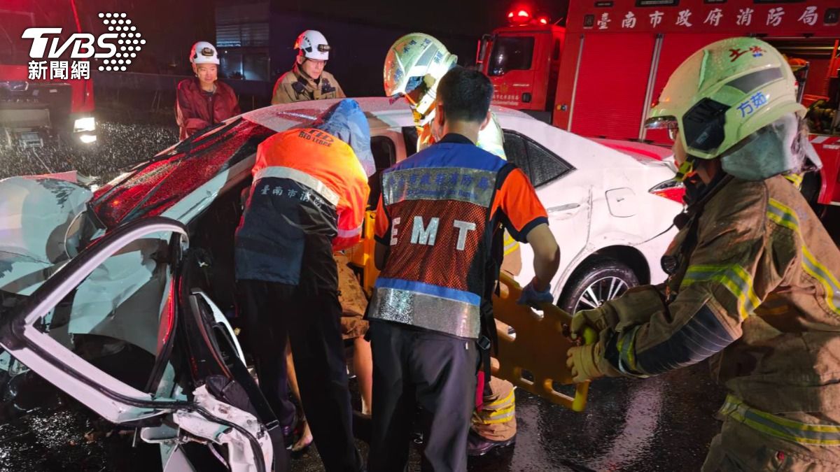 癌夫雨夜中駕車自撞慘死！台南轎車側翻變廢鐵　妻接噩耗崩潰