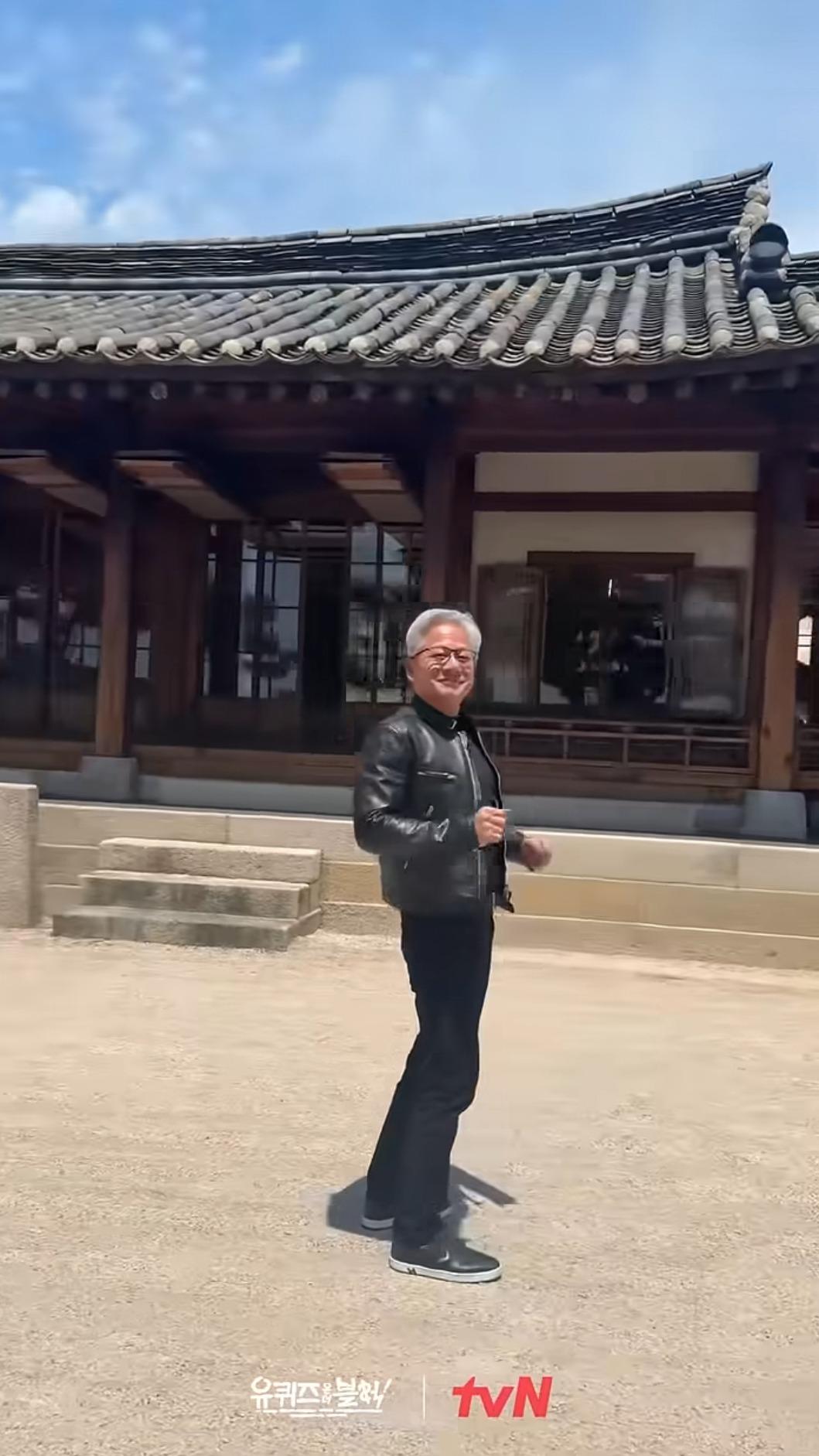 黃仁勳配合節目組拍宣傳影片,在鏡頭前可愛舞動跳起〈Golden〉。(圖/翻攝自tvN YT)