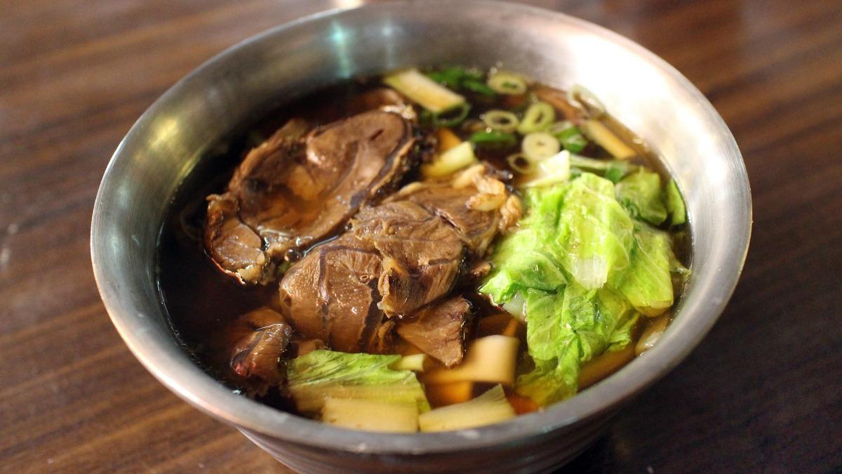 鴻記水餃牛肉麵是市場熱食的扛霸子。(圖/翻攝自台北市市場處官網)
