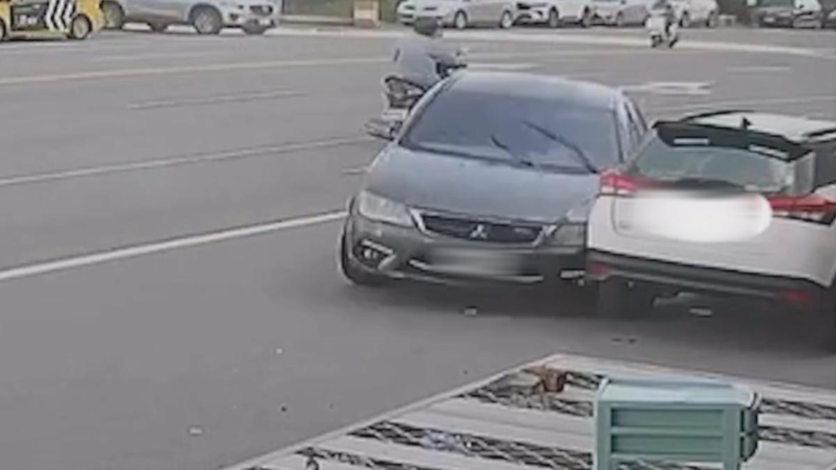 一輛直行轎車突然失控往左偏移,隨後逆向暴衝,擦撞到停放路旁的小客車。(圖/翻攝WoWtchout-地圖型行車影像分享平台)