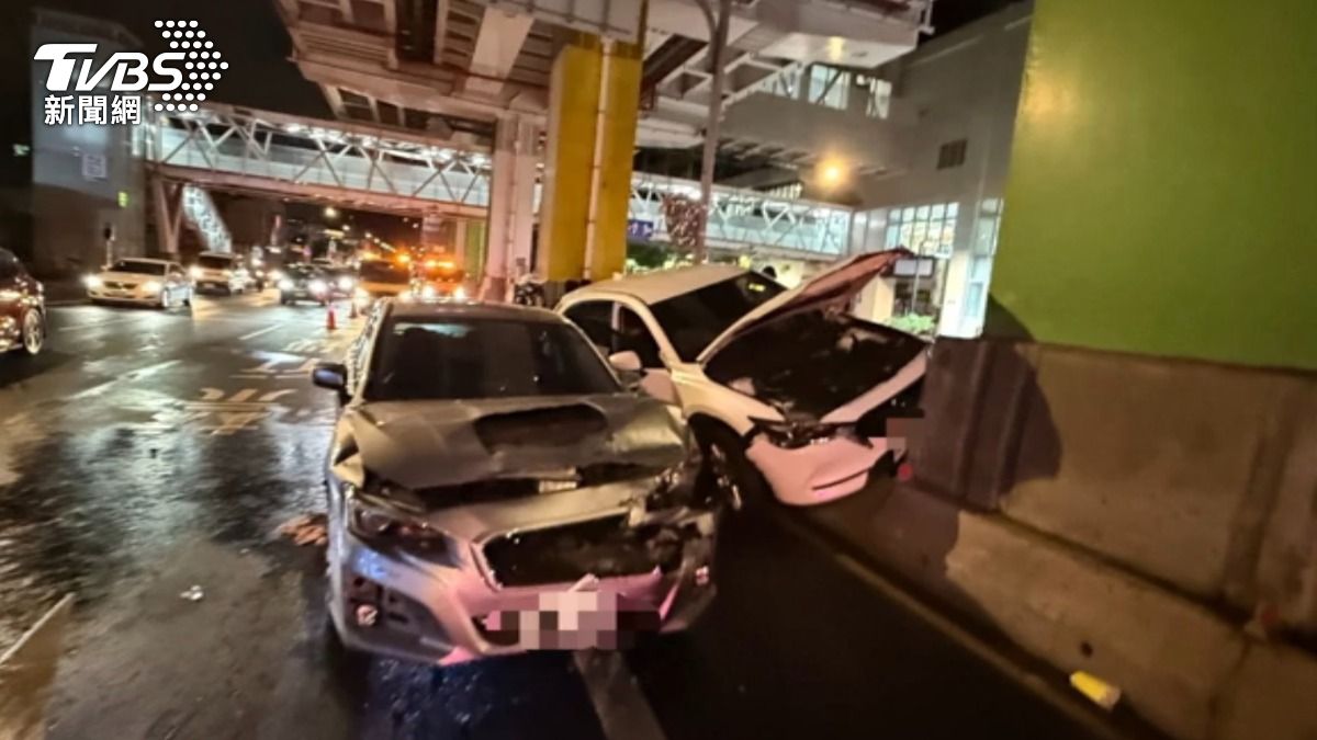 3車驚悚連環撞,車遭撞上分隔島。(圖/TVBS)