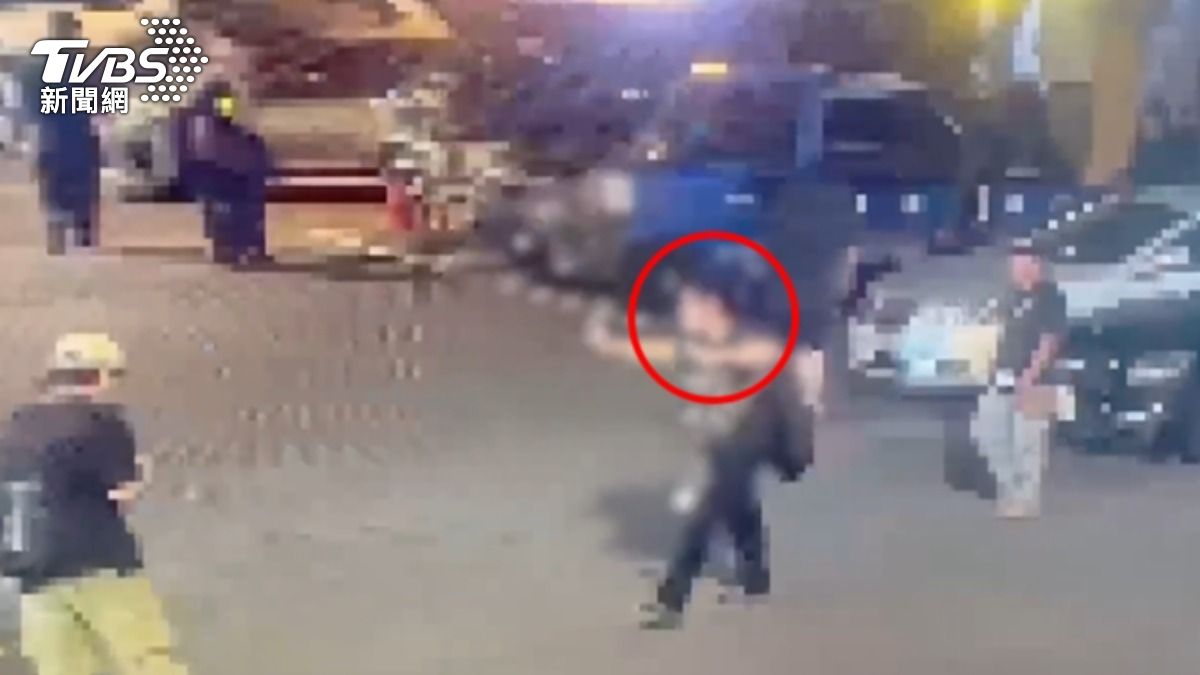 樂團成員街頭噴灑鼓手辣椒水，員警抵達前向眾人揮手道別離開現場。（圖／TVBS）