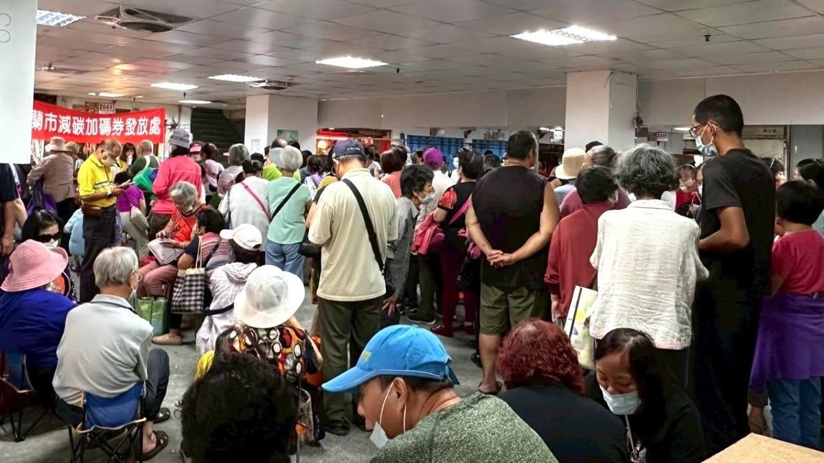 民眾積極兌換宜蘭市市場減碳券。（圖／宜蘭市公所提供）