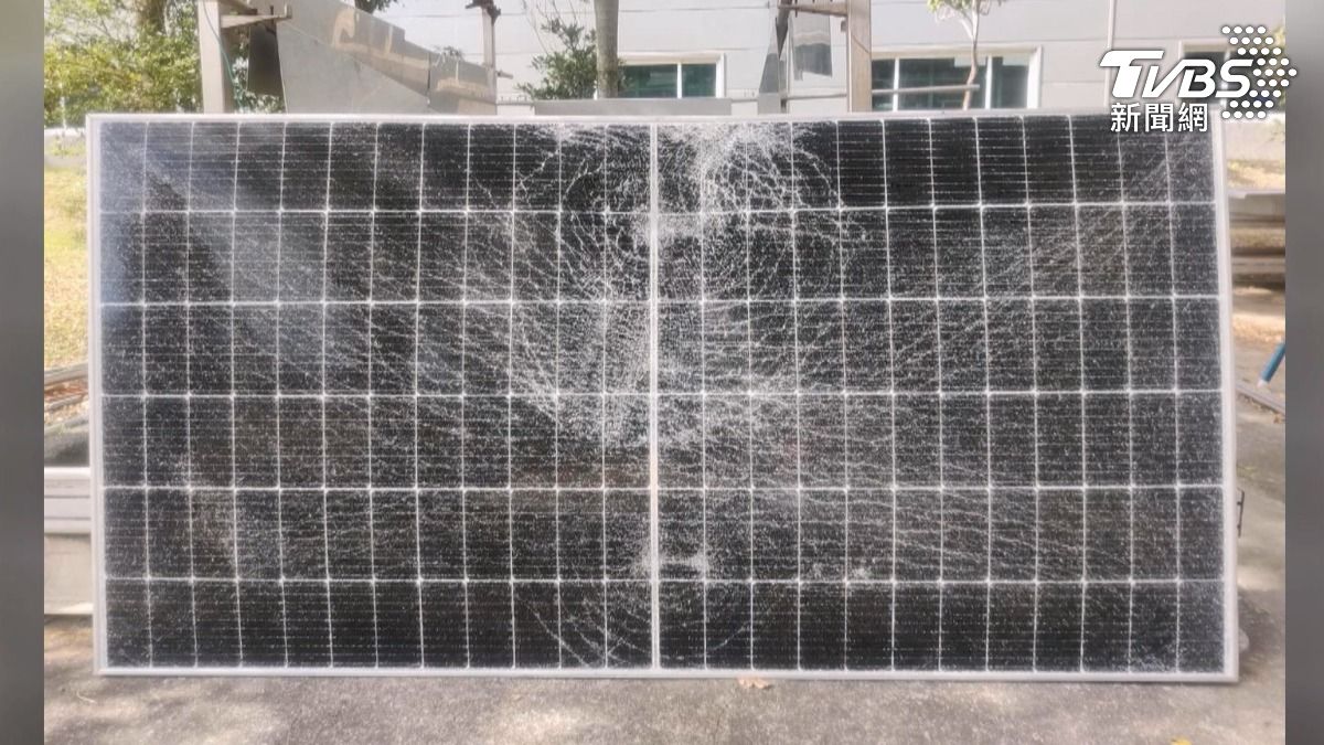 網路再度瘋傳光電模組會汙染水質的傳言,經濟部發布影音內容反擊,影片中直接弄破太陽能板,證實不會出現漏液問題。(圖/TVBS)