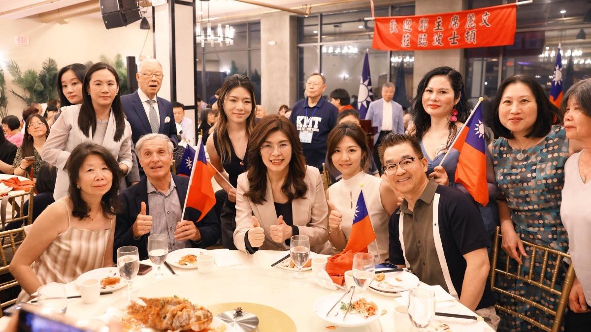 鄭麗文身旁坐的俞國梁（前排右一）被質疑為中國統戰部官員。（圖／翻攝鄭麗文臉書）