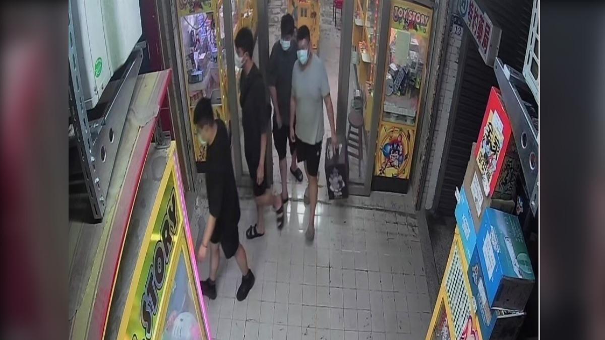 四男潛入店內,都戴上口罩,疑似預謀犯案。(圖/翻攝自Threads@nike31105)