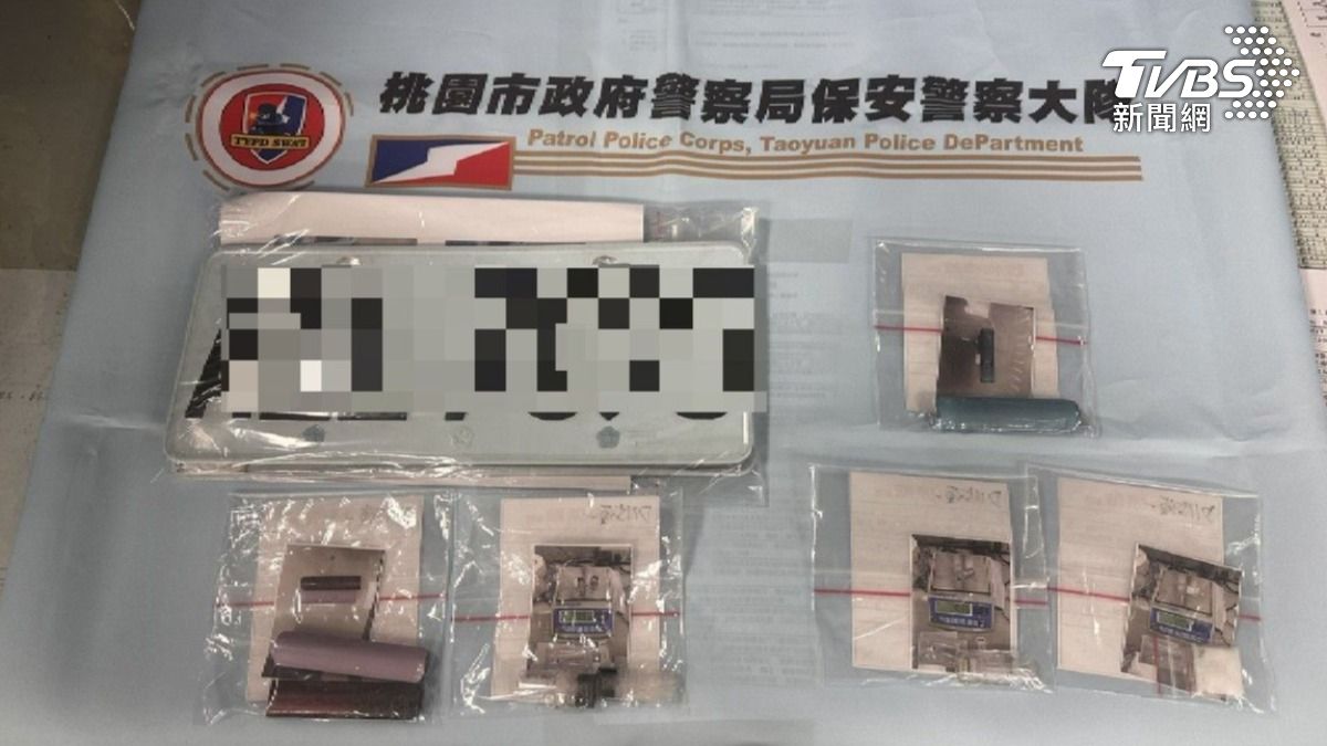 員警查獲偽造車牌,以及依託咪酯菸彈、粉末等毒品。(圖/TVBS)