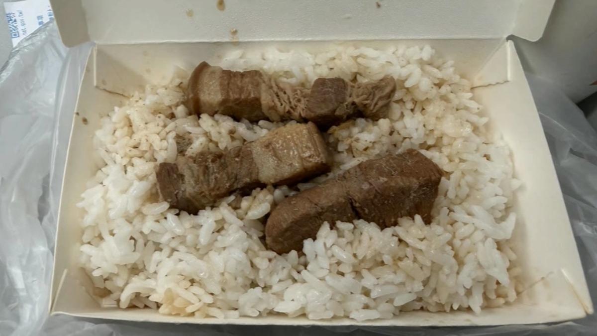 另一名民眾分享他花費60元購買的控肉飯,打開後只有三條肉塊沒有任何配菜,讓大家直呼無法接受。(圖/翻攝_Threads)
