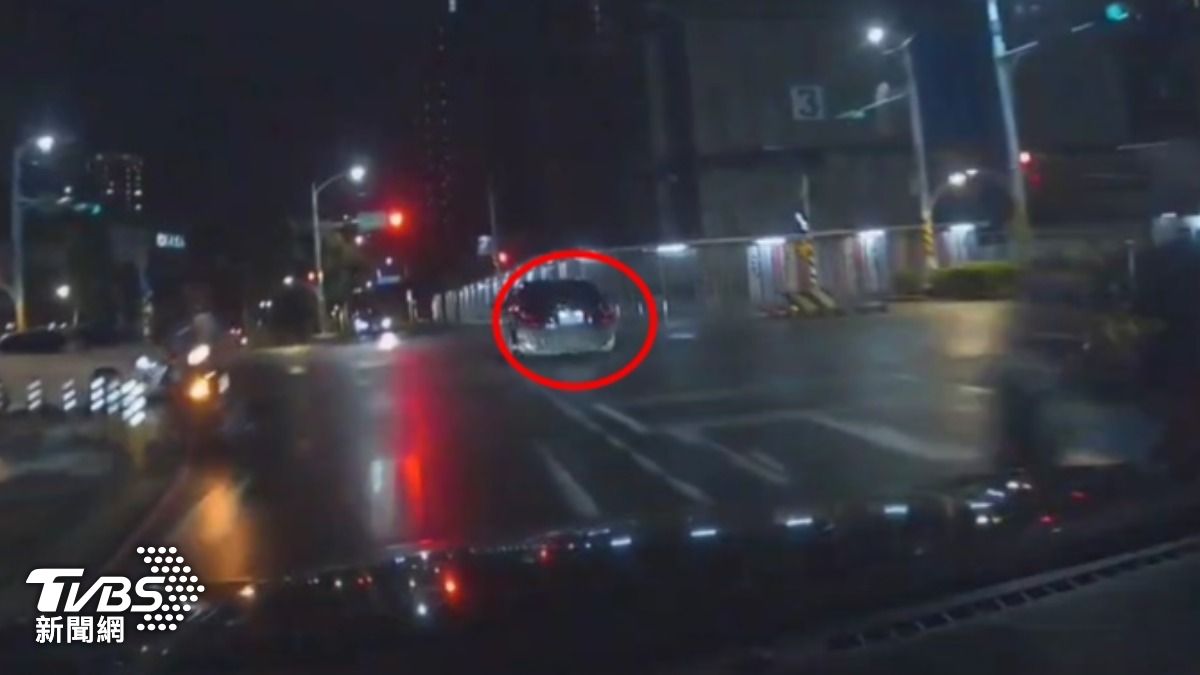 毒駕男沿路闖燈,相當危險。(圖/TVBS)