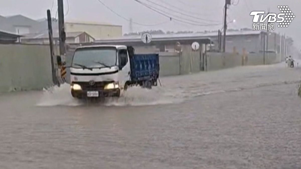 8日上午南部地區降下傾盆大雨,高雄仁武區低窪處出現積水,深度達半個輪胎高。(圖/TVBS)